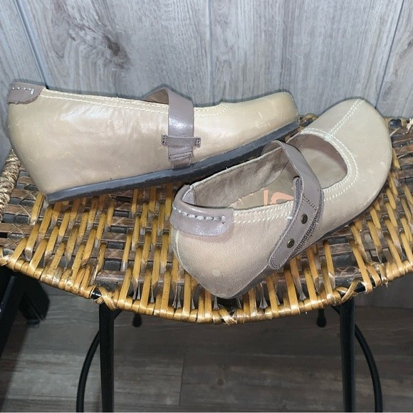 OTBT Salem Women's Mary Jane Wedge Leather Upper EVA Midsole Rubber Outsole 6M - Picture 5 of 8